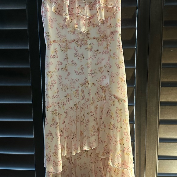 NWT. Floral WAYF Dress. Excellent condition. - Picture 9 of 11
